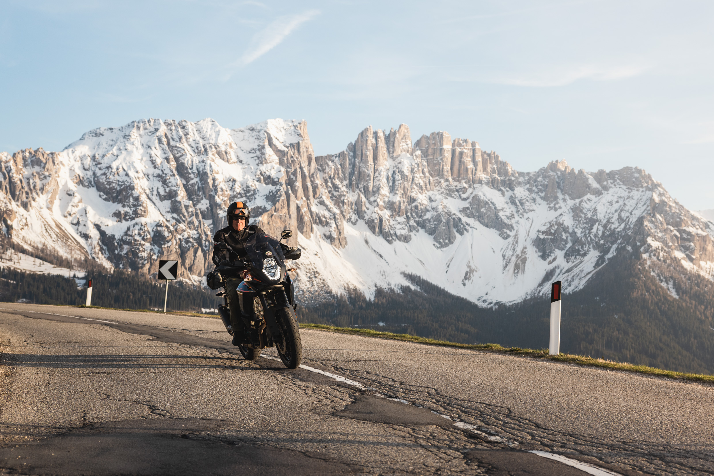 Ein älterer Mann fährt mit seinem Motorrad durch die Dolomiten