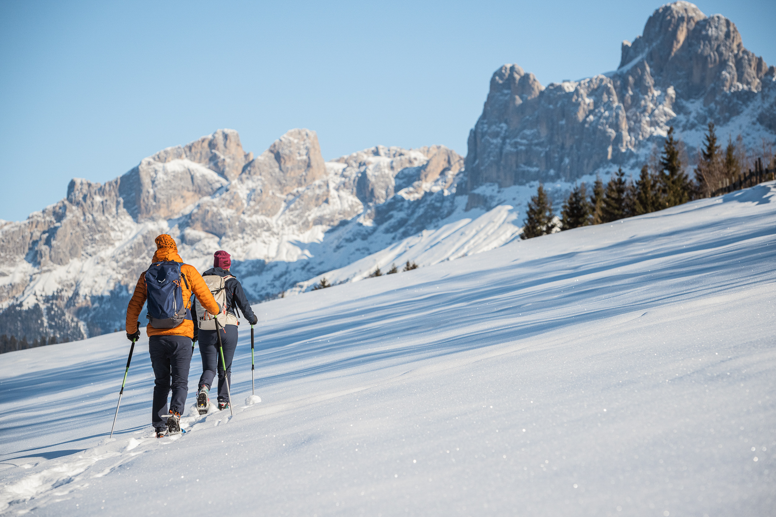 2 Menschen machen eine Schneeschuhwanderung im Eggental