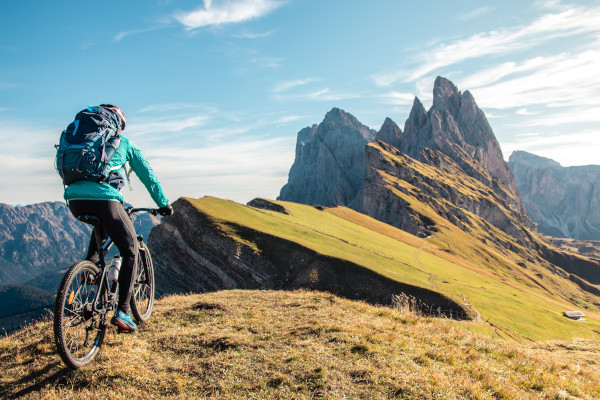 Ein Mann fährt mit seinem Mountainbike in den Dolomiten