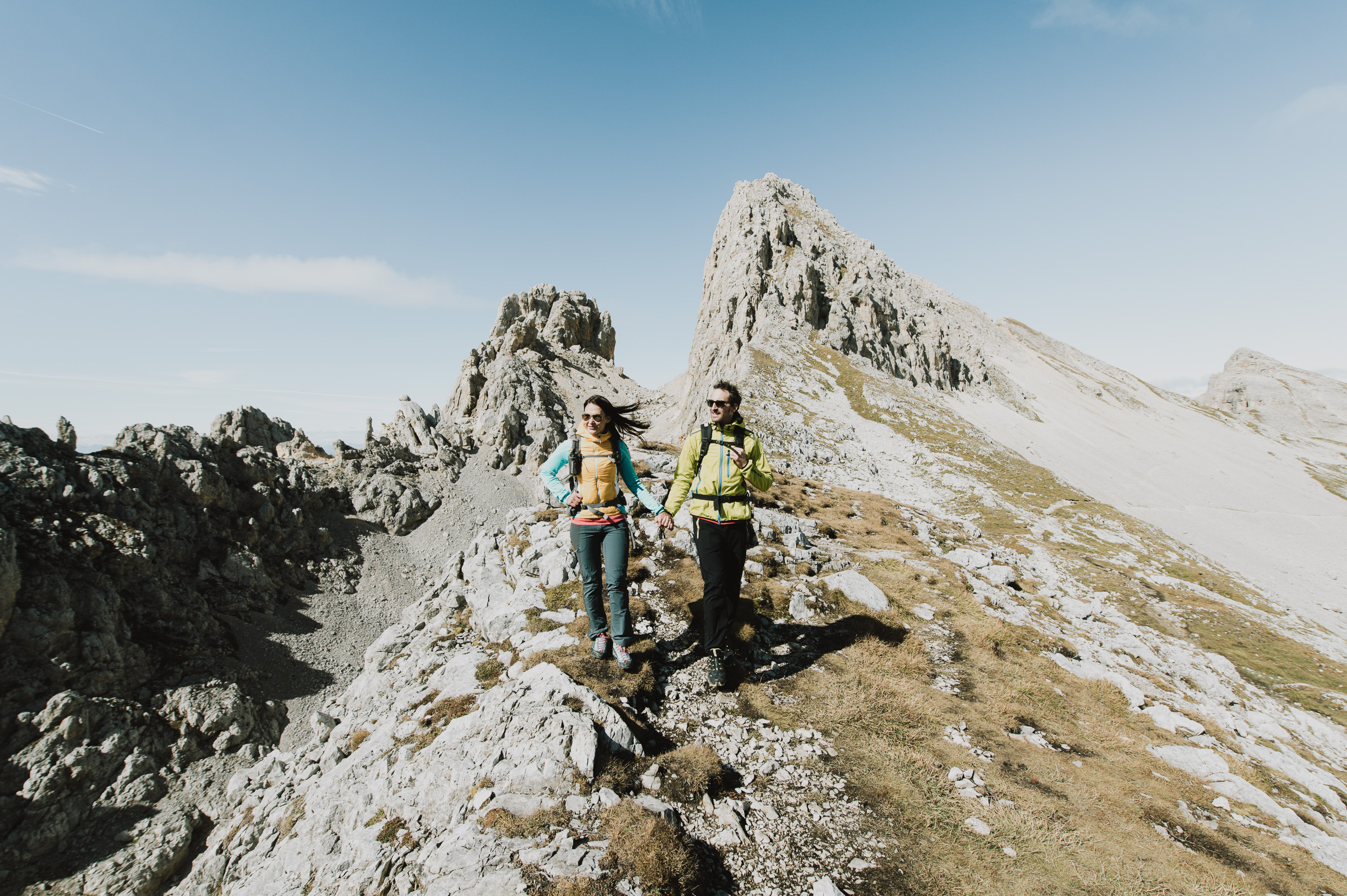 Ein Pärchen wandert in den Dolomiten
