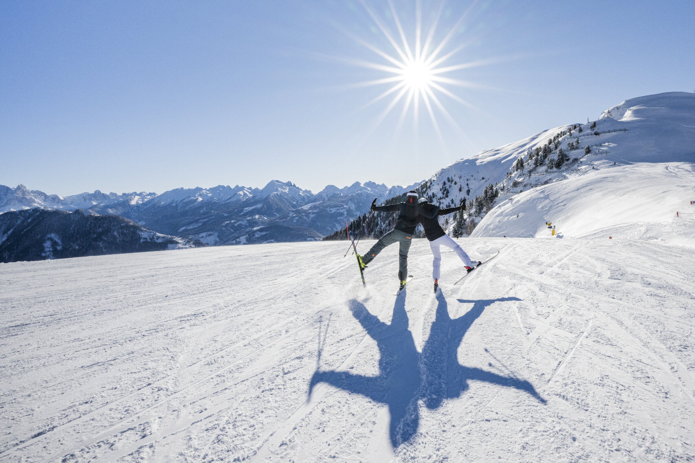 2 Skifahrer haben sich im Arm, Sonne scheint im Eggental