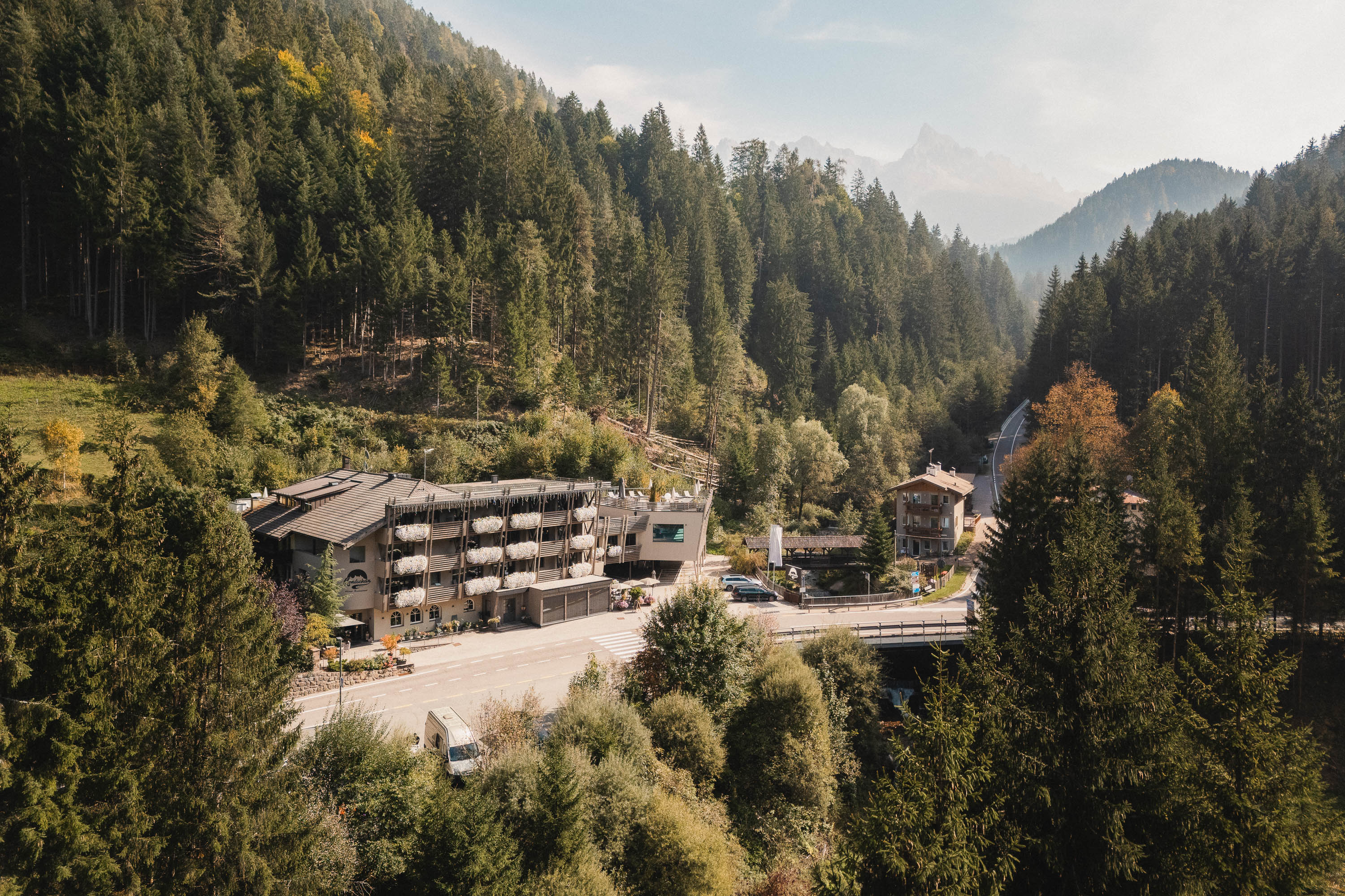 Schöne Außenaufnahme des Hotel Mondschein in den Dolomiten