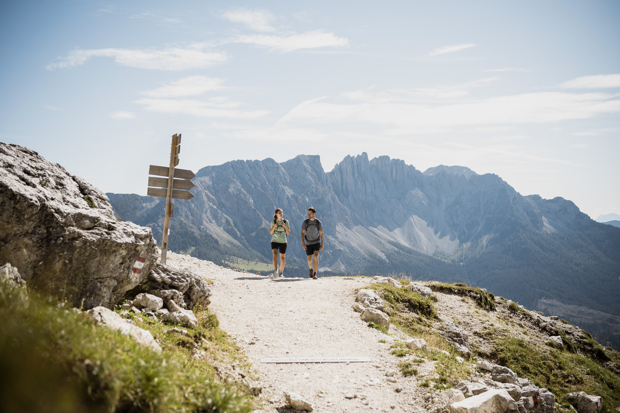 2 Menschen bei einer Wanderung bei schönem Wetter im Eggental