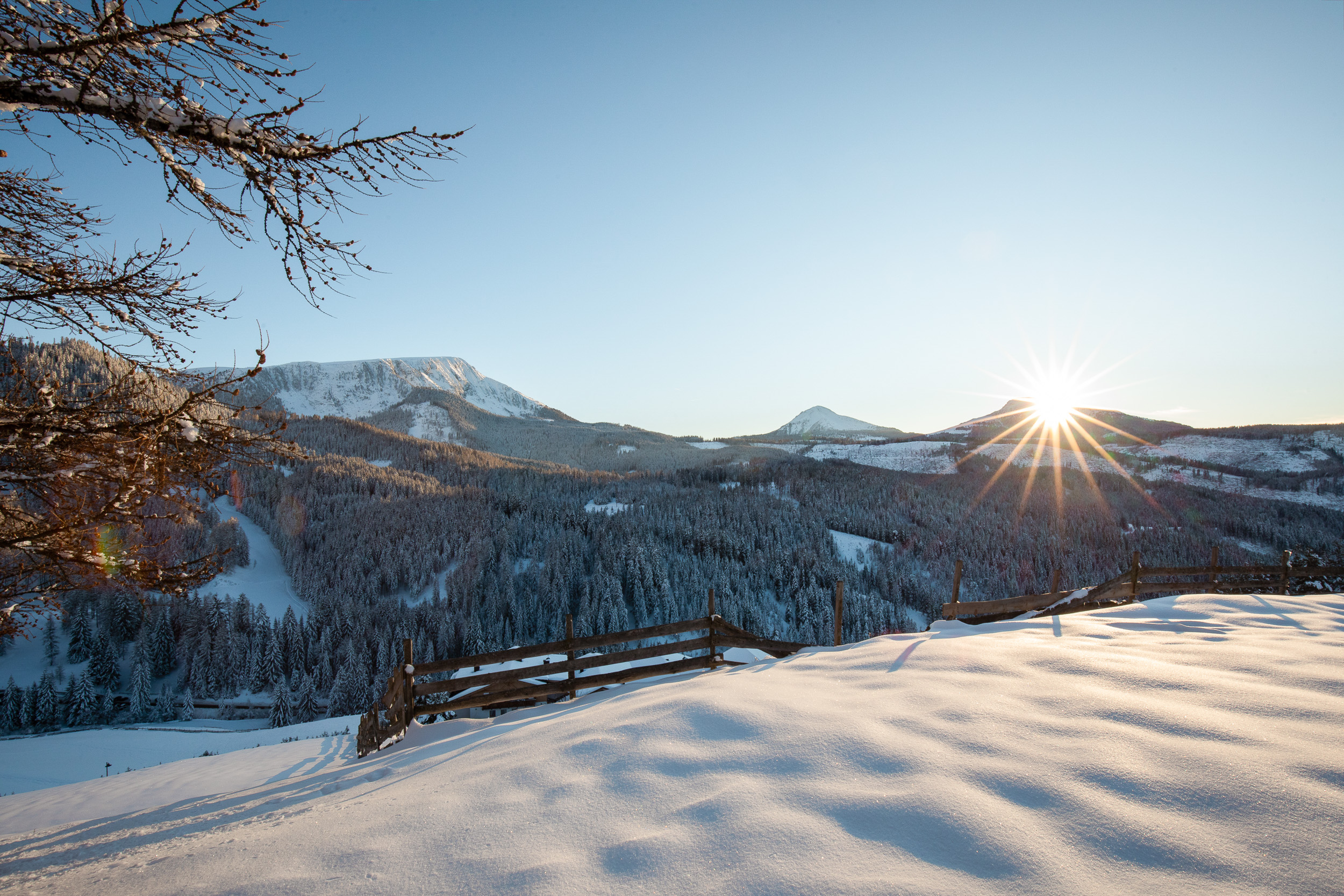 Bergpanorama des Eggentals im Winter